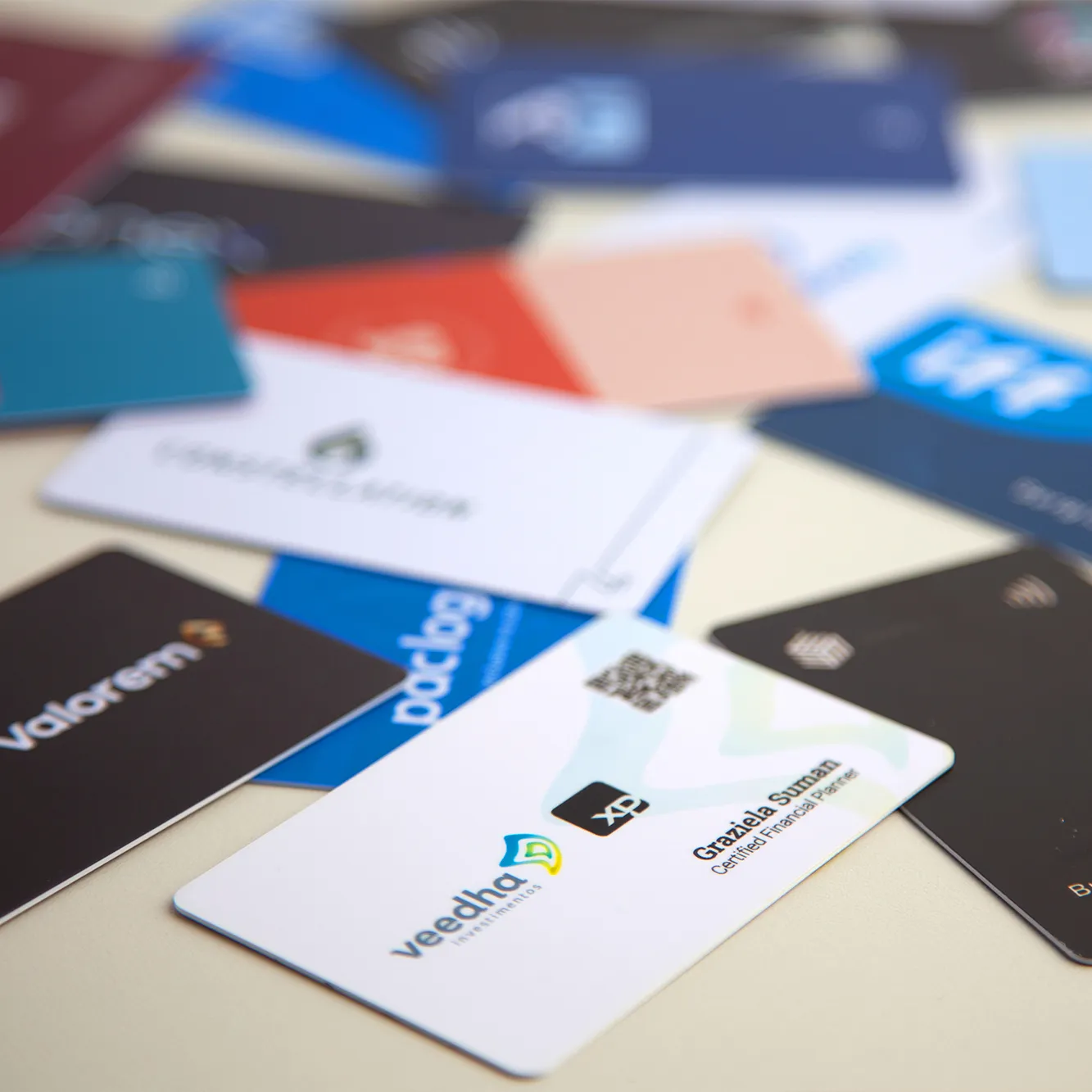 Cartão de visitas com NFC do acervo da Obbi, foto real