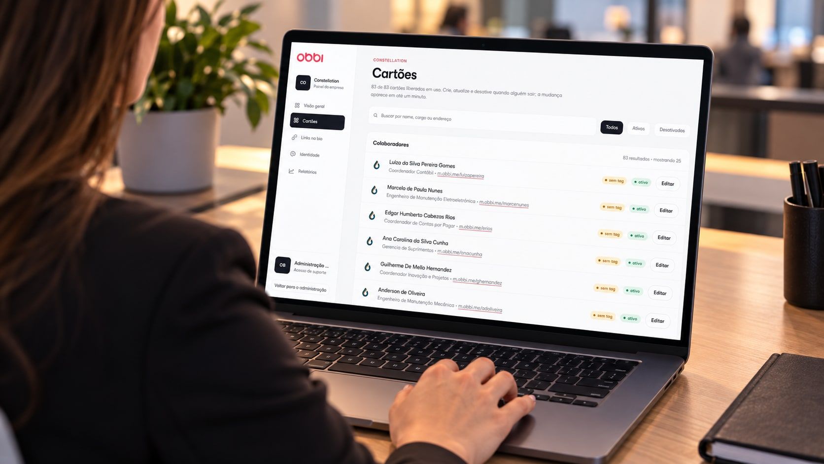 Gestora acompanha no notebook o painel da Obbi com a lista de cartões digitais da equipe