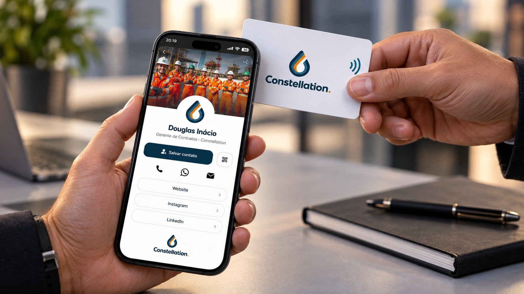 Mão encostando o cartão com tag NFC da Constellation no celular, que mostra o cartão digital aberto