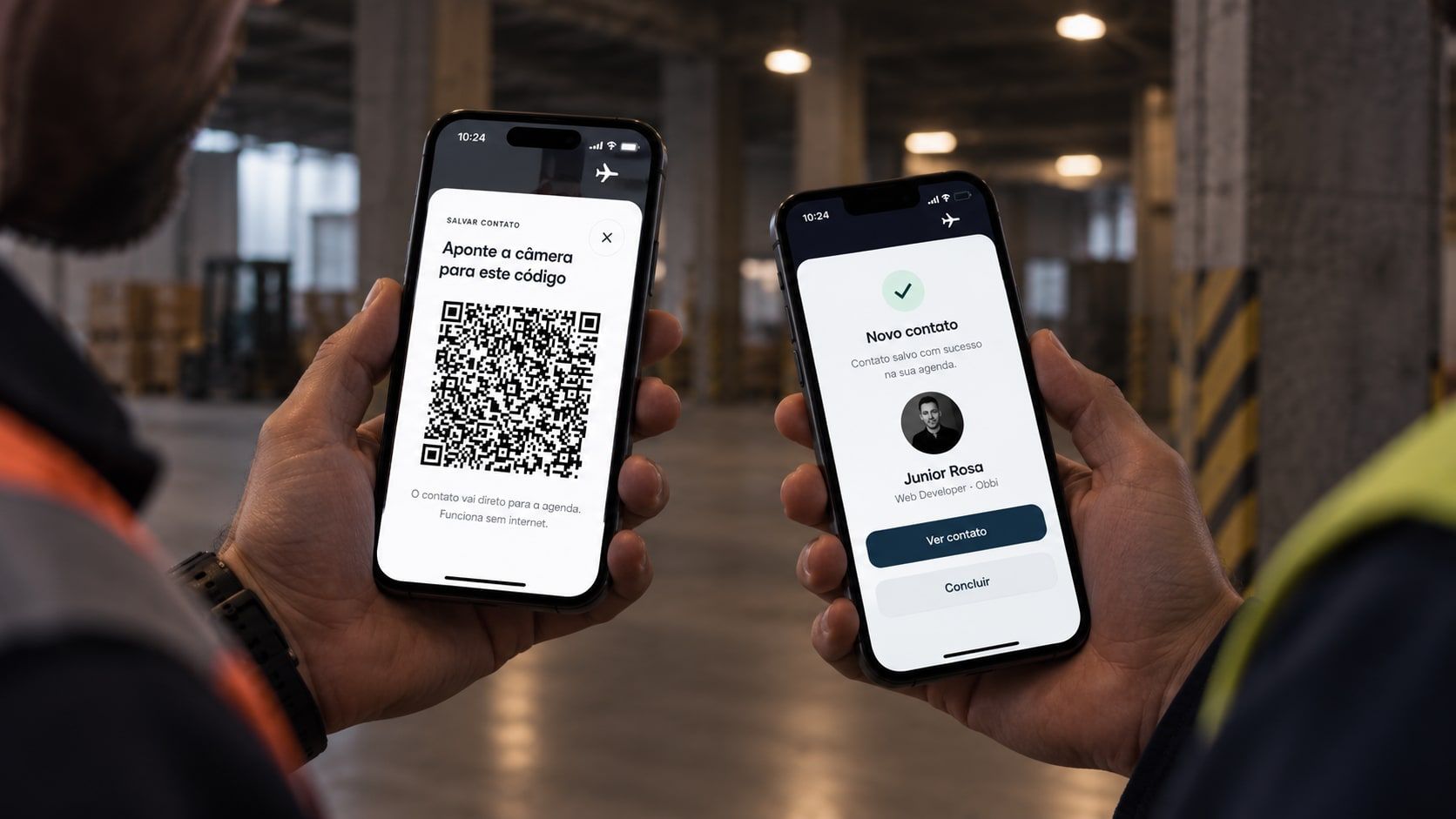 Em um galpão sem sinal, um celular mostra o QR Code de contato e o outro, em modo avião, confirma o contato salvo na agenda