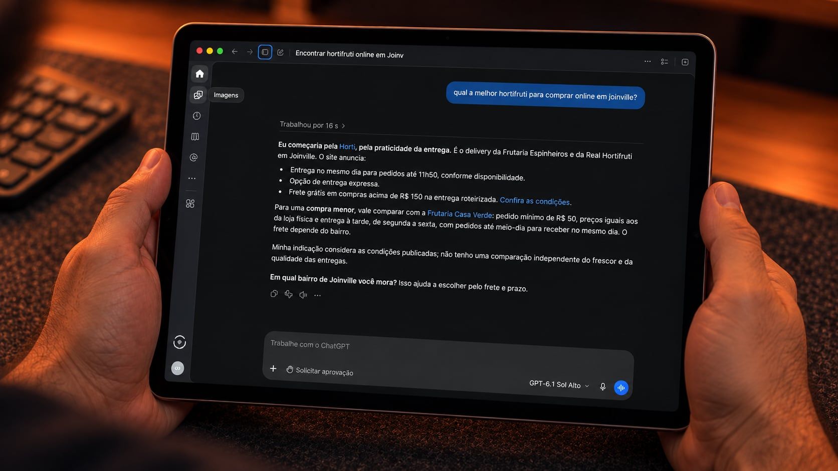 Mãos seguram um tablet com o ChatGPT respondendo qual hortifruti comprar online em Joinville e indicando a Horti, com o link do site e as condições de entrega